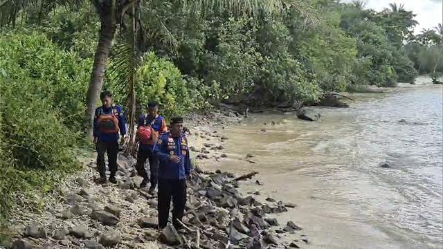 Petugas Damkarmat Kabupaten Lampung Selatan masih melakukan penyisiran keberadaan buaya. Foto : (Istimewa).