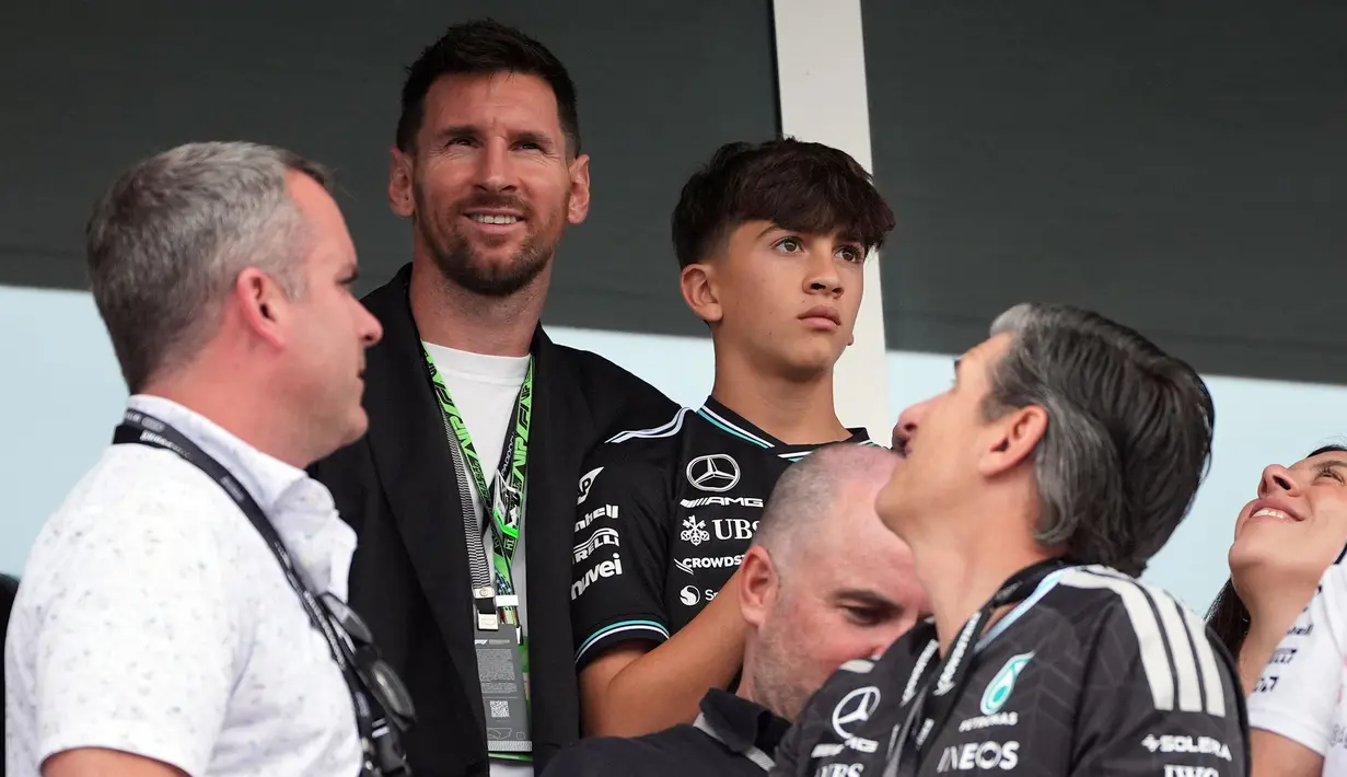 Messi hadir langsung dalam balapan yang berlangsung di Miami International Autodrome Circuit, Florida dan sempat mengunjungi garasi dari tim Mercedes. (AFP/Chandan Khanna)