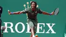 Gael Monfils merayakan keberhasilan usai menyingkirkan Roger Federer di babak ketiga Monte Carlo Masters (REUTERS/Eric Gaillard)