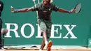 Gael Monfils merayakan keberhasilan usai menyingkirkan Roger Federer di babak ketiga Monte Carlo Masters (REUTERS/Eric Gaillard)
