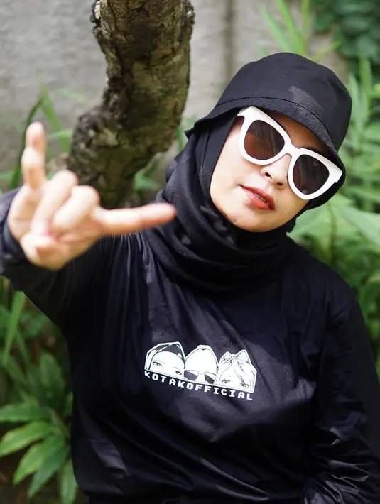 Meskipun merasakan deg-degan yang luar biasan, namun Tantri beruntung karena sang suami yang selalu siap siaga membantunya. Sikap laki-laki bernama lengkap Hatna Danarda alias Arda Naff berhasil mengobati sedikit rasa khawatir Tantri. (Instagram/tantrisyalindri)