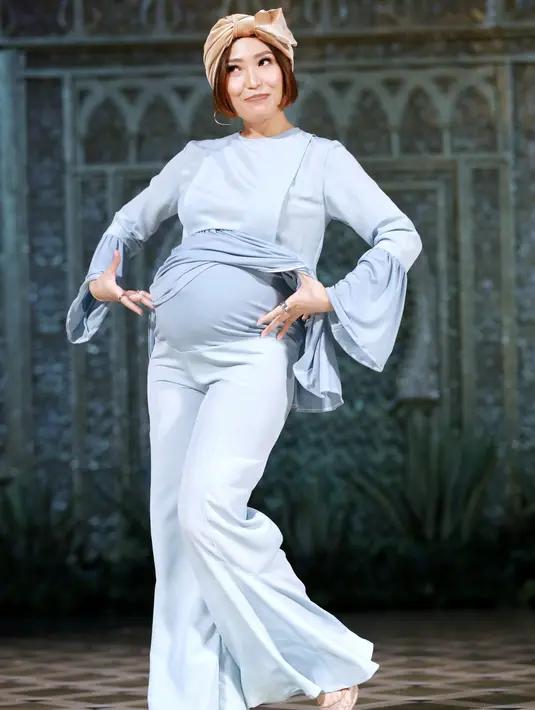 Presenter yang usia kehamilannya menginjak delapan bulan itu mengaku bahwa kehamilannya membawa berkah tersendiri. Rasa syukur bisa menjalankan usaha busana hamil dan menyusui. (Adrian Putra/Bintang.com)