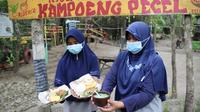 Warga menunjukkan pecel serta dawet aloe vera yang disajikan di Kampoeng Pecel, Dukuh Mojorejo, Desa Ngerangan, Kecamatan Bayat, Minggu (28/3/2021). (Solopos/Taufiq Sidik Prakoso)