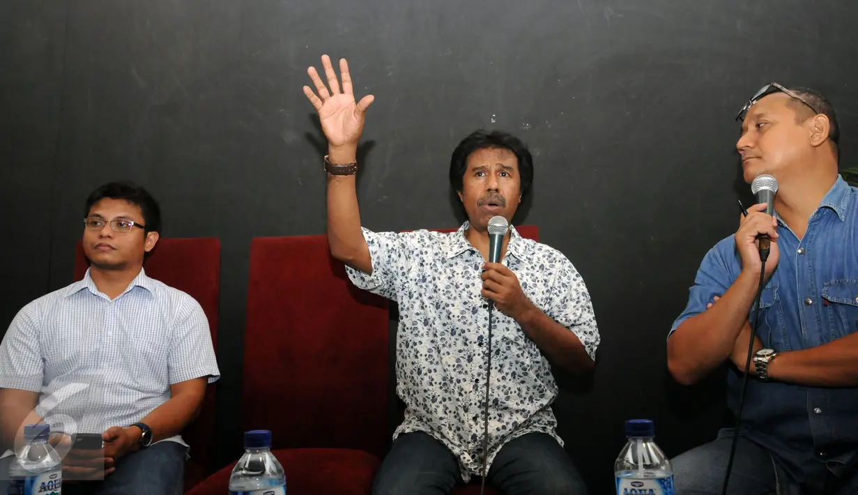 Pakar Hukum Tata Negara, Margarito Kamis (tengah) berbicara pada diskusi Nasib Nawacita? di Jakarta, Minggu (13/3/2016). Sejumlah pakar dan pengamat mulai mengkritisi program Nawacita pemerintahan Presiden Joko Widodo. (Liputan6.com/Helmi Fithriansyah)