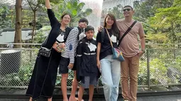 Setibanya di Singapura, Hesti Purwadinata dan Edo Borne tak lupa mengajak ketiga anaknya untuk berfoto di air terjun indoor yang ikonik di Bandara Changi Singapura. Air terjun tersebut memang menjadi destinasi yang kerap dikunjungi wisatawan saat berada atau transit di bandara tersebut. (Liputan6.com/IG/@edoborne)