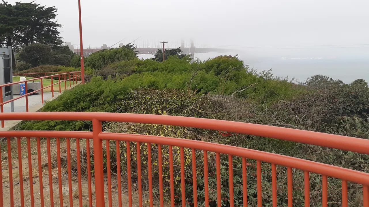 Pemandangan Golden Gate Bridge, San Fransisco, Amerika Serikat dengan selimut kabut di awal November. (Liputan6.com/Tanti Yulianingsih)