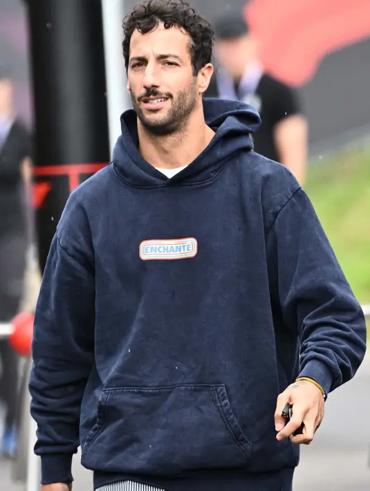 Pembalap RB asal Australia, Daniel Ricciardo tiba di lintasan balap Red Bull Ring di Spielberg, Austria, pada 27 Juni 2024. (Joe Klamar/AFP)