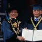 Rektor ITB Prof. Kadarsah Suryadi memberikan gelar Doktor Honoris Causa untuk Hatta Rajasa. (Liputan6.com/Huyogo Simbolon)