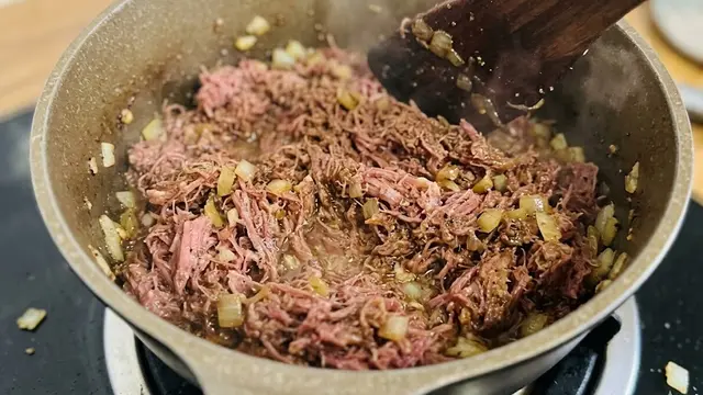 Cara Mengawetkan Daging Kurban Menjadi Kornet Ala Ibu Naya