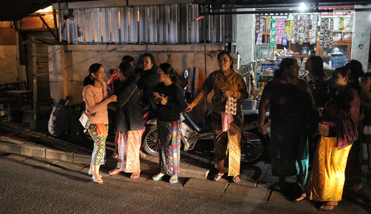 Warga berhamburan keluar rumah saat gempaberkekuatan 7 SR di Lombok dirasakan di kawasan Nusa Dua Bali, Minggu (5/8). BMKG menyatakan gempa memiliki kedalaman 15 km, terletak di 8.25 Lintang Selatan ,116.49 Bujur Timur Laut. (Liputan6.com/Faizal Fanani) 