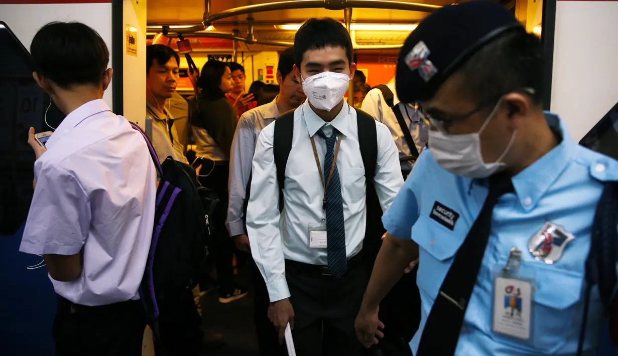 Guru tunanetra, Damkerng Mungthanya menerima bantuan dari seorang satpam di stasiun skytrain di Bangkok, 14 Februari 2019. Damkerng setiap hari berdesak-desakan di comuter untuk mencapai tempat kerjanya.  (REUTERS/Athit Perawongmetha)