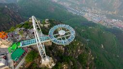 Panggung berlantai kaca terlihat dari pandangan udara yang berada di pinggir tebing di Shilinxia, Beijing, 30 april 2016. Panggung kaca yang menggantung hingga 32.8 meter dari tepi tebing ini merupakan objek wisata baru di China. (AFP PHOTO/STR)
