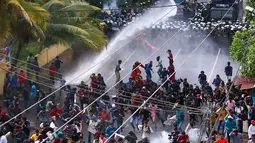Polisi antihuru-hara Sri Lanka membubarkan demonstran antipemerintah serta mahasiswa. (AFP)