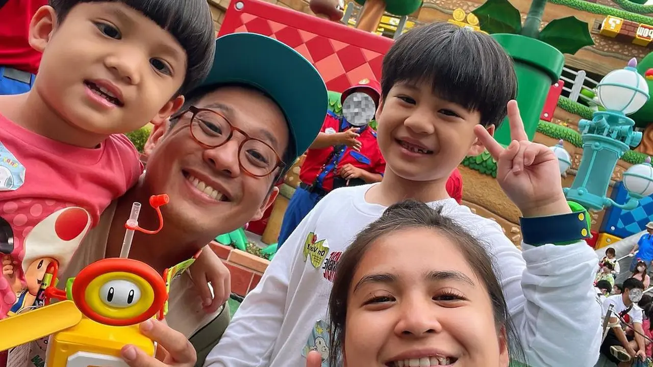 [Fimela] Potret keluarga Putri Titian - Junior Liem