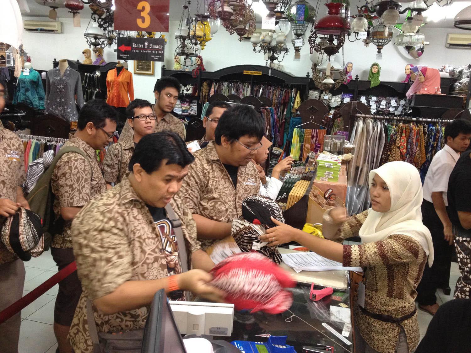 Peserta Memilih Kostum Test Drive Chevrolet Spin