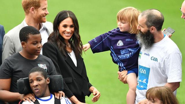 Rambut Dibelai Anak Kecil, Ini Reaksi Tak Terduga dari Meghan Markle