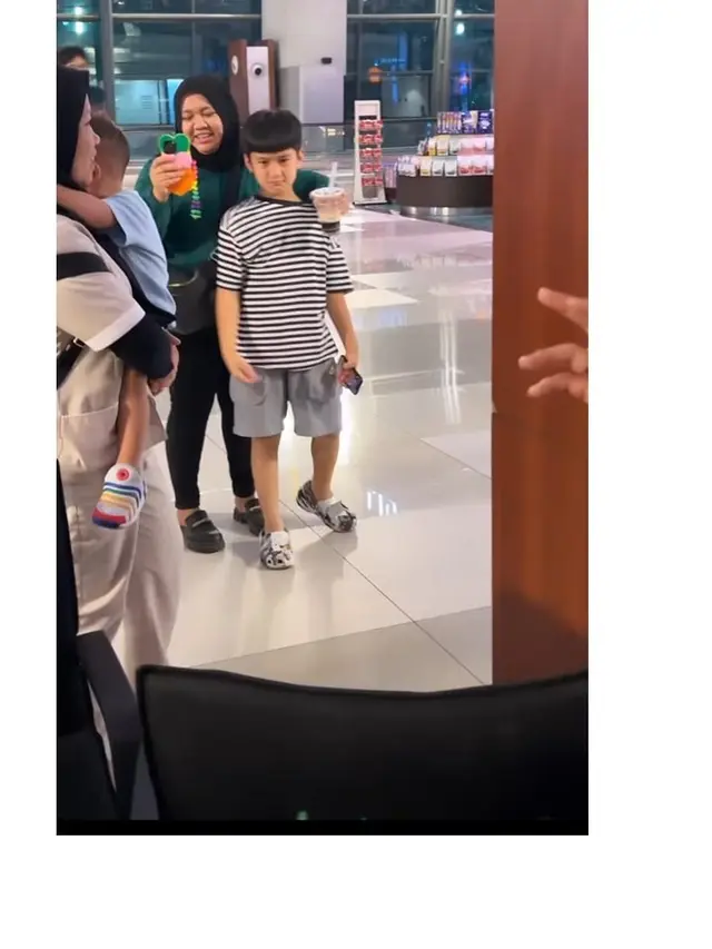 Demi Kerjaan, Ini 8 Momen Haru Raffi Ahmad dan Nagita Slavina Pergi ke Spanyol Tanpa Anak