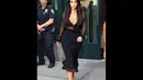 Seorang petugas tak melepaskan pandangannya saat melihat Kim Kardashian melangkah keluar dari apartemennya di New York City, Minggu (10/8/14). (Dailymail)