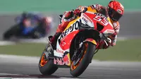 Pembalap Repsol Honda, Marc Marquez, mengawali seri pembuka MotoGP 2022 dengan finis di urutan kelima pada balapan yang digelar di Sirkuit Losail, Minggu (6/3/2022). (AFP/Karim Jaafar)