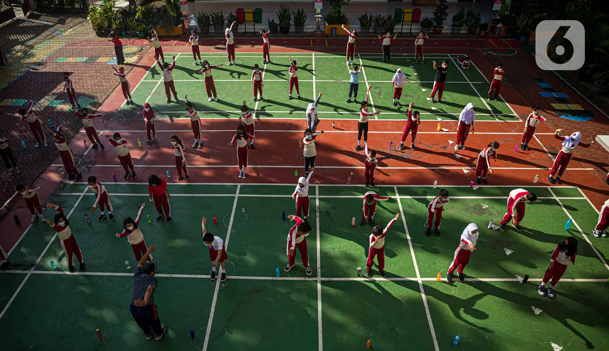 Siswa mengikuti olahraga saat Pembelajaran Tatap Muka (PTM) di SDN 01 Pondok Labu, Jakarta, Senin (3/1/2022). Pemprov DKI Jakarta menggelar pembelajaran tatap muka (PTM) setiap hari dengan jumlah siswa setiap kelas mencapai 100 persen dari kapasitas. (Liputan6.com/Faizal Fanani)