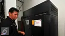 Kompol Bambang melakukan pemeriksaan di ruang UPS SMKN 27, Jakarta, Kamis (11/6/2015). Pemeriksaan sebagai pemenuhan alat bukti untuk melengkapi berkas penyidikan perkara tindak pidana korupsi pengadaan UPS tahun anggaran 2014. (Liputan6.com/Yoppy Renato)