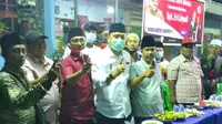 Calon Wali Kota (Cawali) Surabaya nomor urut satu, Eri Cahyadi datang ke acara tradisi otok-otok.