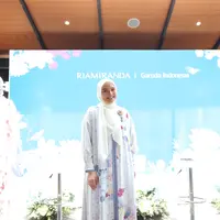 Simak tren busana lebaran 2024 menurut desainer Ria Miranda. [Foto: Fimela/Daniel Kampua]