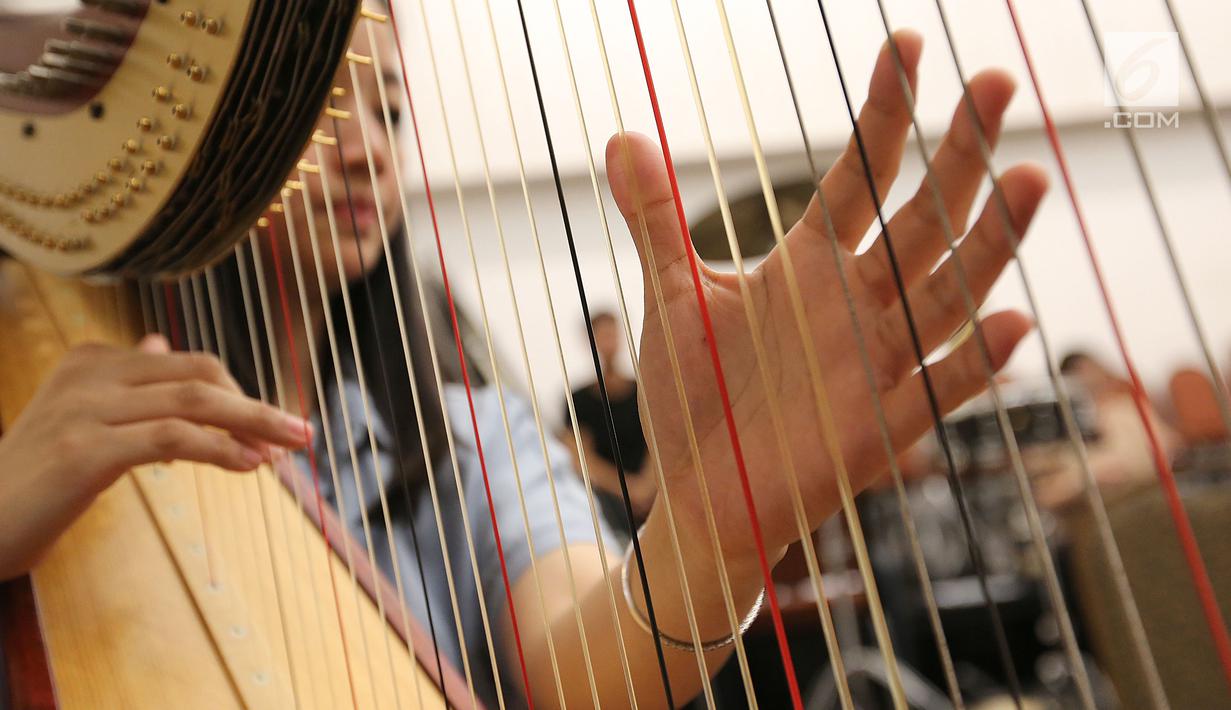 Seorang harpist berlatih jelang konser Sabda Semesta di Jakarta, Senin (25/9). Konser Sabda Semesta akan digelar pada 29 September di Aula Simfoni Jakarta. (Liputan6.com/Fery Pradolo)