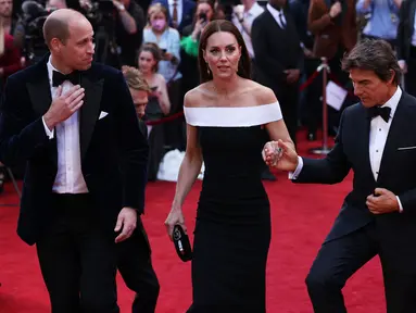 Kate Middleton dan Pangeran William menghadiri penayangan perdana film Top Gun: Maverick yang dibintangi Tom Cruise di Leicester Square Gardens, London, pada 19 Mei 2022. (dok. Dan Kitwood / POOL / AFP).