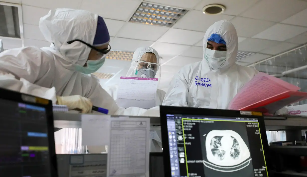 Petugas medis mengenakan pakaian pelindung saat berkerja di rumah sakit yang menangani pasien virus corona atau COVID-19 di Teheran, Iran, Minggu (1/3/2020). Iran tercatat memiliki korban meninggal tertinggi setelah China, yang menjadi pusat wabah. (Koosha Mahshid Falahi/Mizan News Agency via AP)