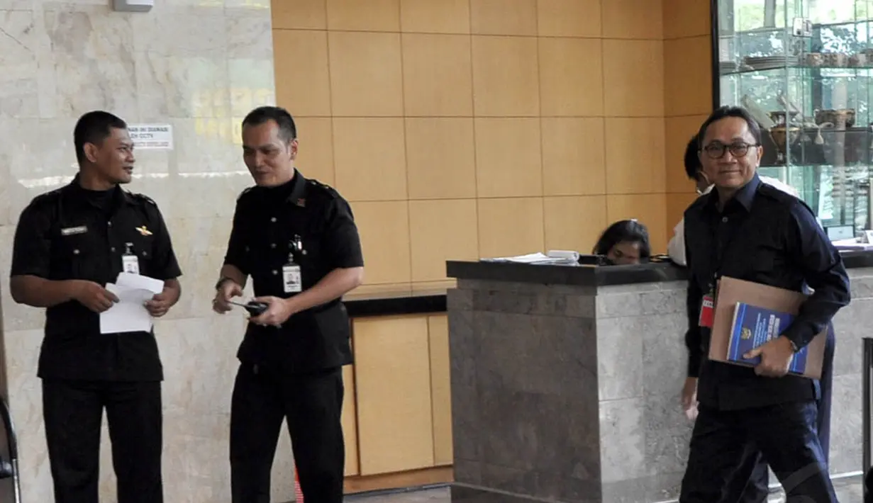 Zulkifli Hasan kembali diperiksa sebagai saksi dalam kasus alih fungsi kawasan hutan dengan tersangka Gubernur nonaktif Riau Annas Maamun, Jakarta, Rabu (12/11/2014). (Liputan6.com/Miftahul Hayat)