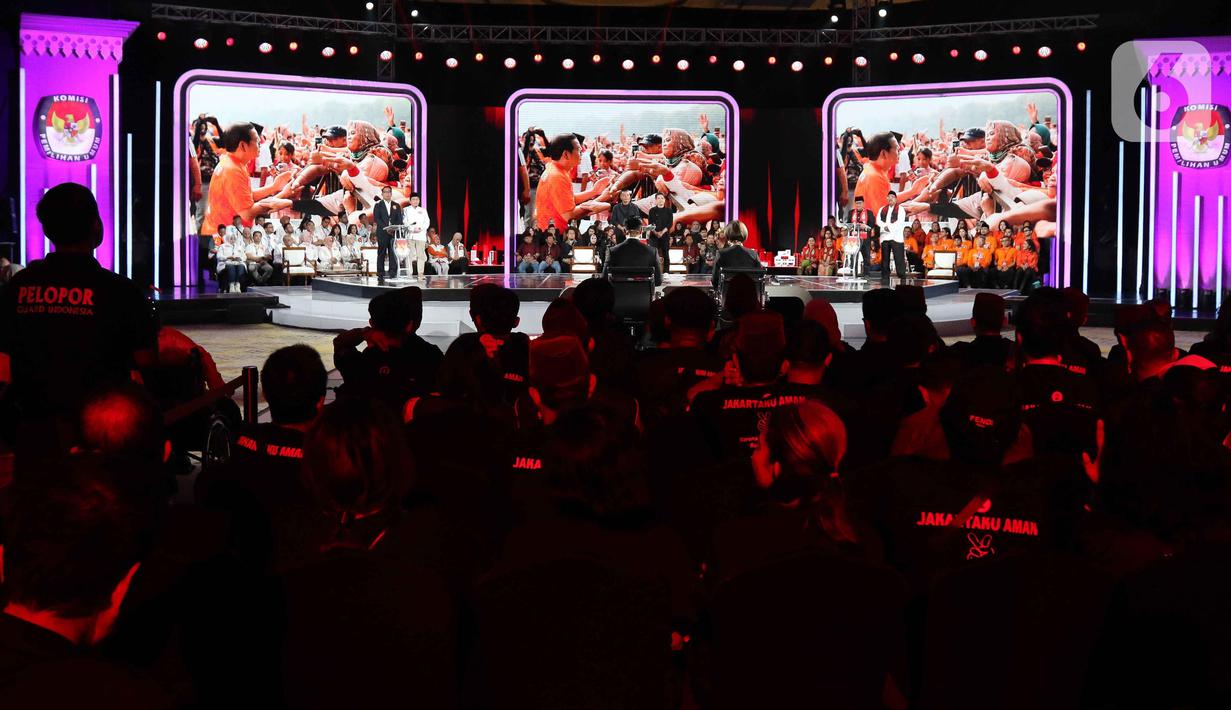 Tiga pasang calon gubernur dan calon wakil gubernur, Ridwan Kamil-Suswono, Dharma Pongrekun-Kun Wardana, dan Pramono Anung-Rano Karno saat mengikuti debat ketiga Pemilihan Kepala Daerah Jakarta 2024 di Golden Ballroom Hotel Sultan Jakarta, Minggu (17/11/2024). (Liputan6.com/Herman Zakharia)