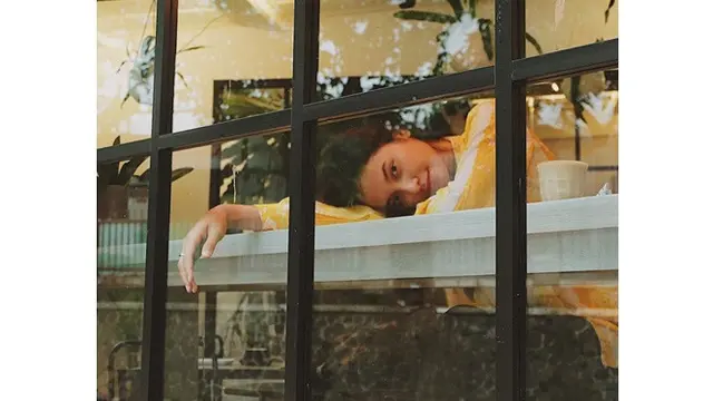 6 Potret Indah Permatasari Pamer Muka Bantal, Makin Menawan