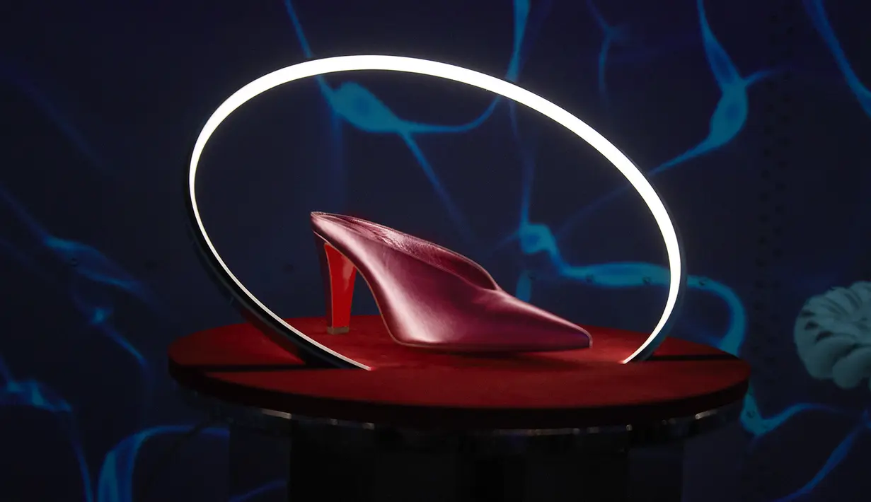 Christian Louboutin merilis koleksi barunya untuk Spring-Summer 2022 lewat 'Loubillusions' lewat pengalaman imersif 360 derajat di di L'Atelier desLumières di Paris. (Foto: Christian Louboutin)