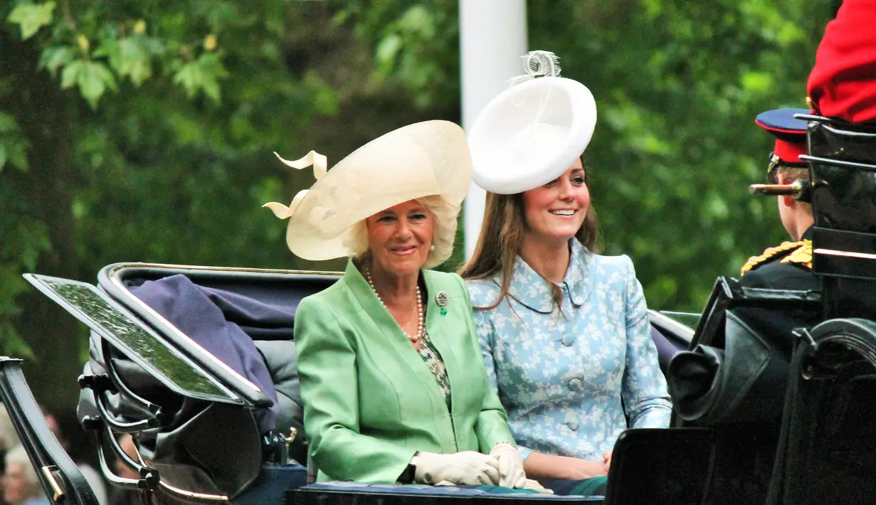 Kate Middleton bersama ibu mertuanya, serasi dalam balutan gaun mantel dan fascinator warna cerah. (Foto: Shutterstock)