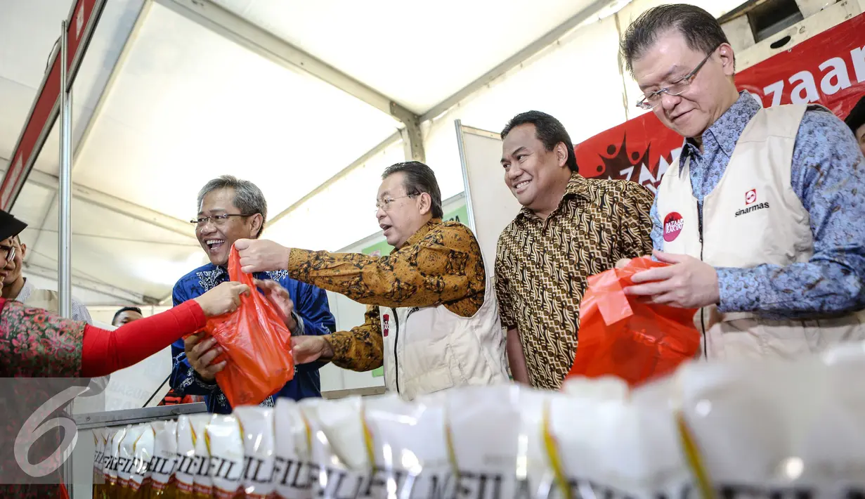 Mendag, Rachmat Gobel (kedua kanan) melayani pembeli dalam Pasar Murah di Kemendag, Jakarta, Kamis (25/6/2015). Pasar murah juga ada di 12 kelurahan Jakarta Pusat, yakni Gambir, Cikini, Kwitang, Kebon Sirih, dll. (Liputan6.com/Faizal Fanani)