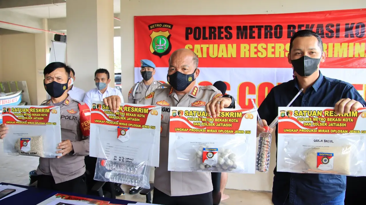 Polres Metro Bekasi Kota memperlihatkan barang bukti pengungkapan kasus miras oplosan di Perumahan Dirgantara Permai, Jatirasa, Jatiasih, Kota Bekasi.