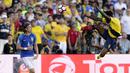 Pemain Ekuador,  Juan Carlos Paredes (kanan) menghalau bola dari kejaran pemain Brasil, Filipe Luis (kiri) pada laga pembuka Copa Amerika 2016 di Stadion Rose Bowl, Pasadena, (5/6/2016) WIB. (Mandatory Credit: Kelvin Kuo-USA TODAY Sports)
