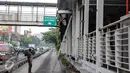Pekerja menyelesaikan perbaikan halte transjakarta yang terbakar di Salemba, Jakarta, Selasa (7/7/2015). Halte tersebut rusak parah sebagai imbas dari terbakarnya bus Transjakarta koridor 5 pada hari Jumat (3/7) lalu. (Liputan6.com/Faizal Fanani)