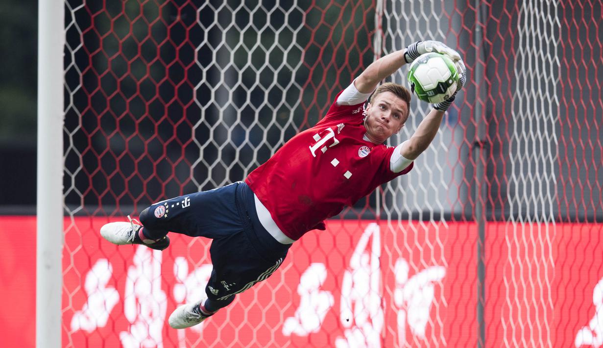 Kiper Bayern Munchen, Christian Fruechtl, menangkap bola saat mengikuti sesi latihan di Shanghai, Selasa (18/7/2017). Bayern Munchen akan menghadapi Arsenal pada laga turnamen pramusim bertajuk International Champions Cup. (AFP/Johannes Eisele)