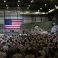 Presiden Amerika Serikat Donald Trump berbicara kepada anggota militer saat mengunjungi Pangkalan Udara Bagram, Afghanistan, Kamis (28/11/2019). Kunjungan dadakan Trump pada hari Thanksgiving tersebut mengejutkan pasukan AS yang bertugas di Afghanistan. (AP Photo/Alex Brandon)