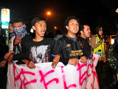 Mahasiswa dari Keluarga Mahasiswa Institut Ilmu Sosial dan Ilmu Politik Jakarta (KM IISIP) menggelar demonstrasi di depan kampus IISIP Jakarta, Rabu (20/5/2015). Mereka menyuarakan agar pemerintahan Jokowi-JK lebih pro rakyat. (Liputan6.com/Yoppy Renato)