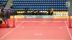 Suasana lapangan nomor beregu sepak takraw putri dalam SEA GAMES 2017 di Titiwangsa Indoor Stadium, Kuala Lumpur, Senin (21/8). Timnas sepak takraw putri Indonesia kembali melakukan walk out (WO) pada laga melawan Filipina. (Liputan6.com/Faizal Fanani)