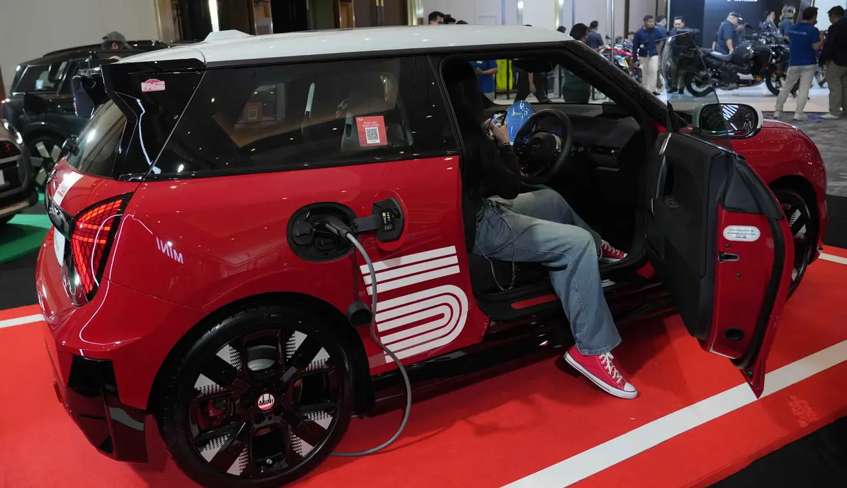 Tidak hanya merayakan sejarah, MINI 1965 Victory Edition juga mencerminkan arah masa depan yang terus berkembang, dengan menghadirkan teknologi terkini serta performa yang tetap fun to drive, khas MINI. Tampak dalam foto, seorang wanita memeriksa bagian dalam kendaraan listrik MINI 1965 Victory Edition selama acara peluncurannya di Jakarta, Jumat 17 April 2026. (AP Photo/Tatan Syuflana)