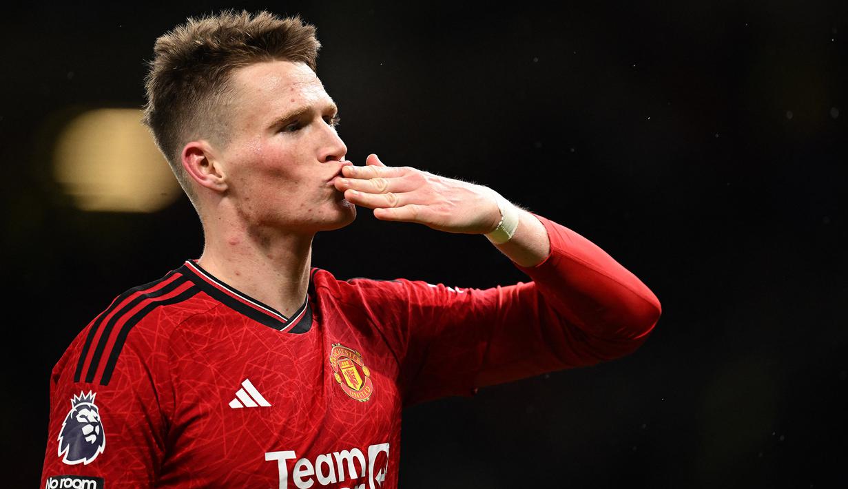 Selebrasi pemain MU, Scott McTominay setelah mencetak gol ke gawang Chelsea dalam pertandingan pekan ke-15 Liga Inggris 2023/2024 yang berlangsung di Old Trafford, Kamis (7/12/2023) dini hari WIB. (AFP/Oli Scarff)