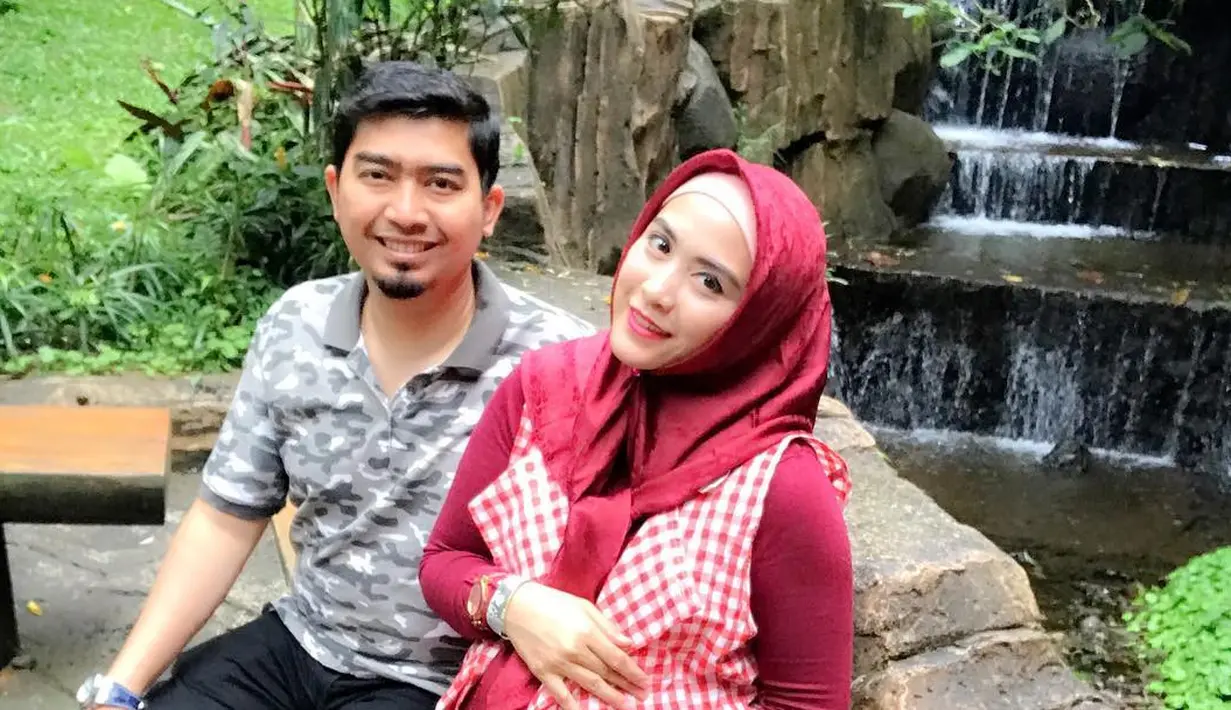 April Jasmine kini tengah hamil besar, mengandung buah cintanya dengan Ustad Solmed. Dikabarkan tengah mengandung anak kembar, April pun kerap berpenampilan menarik dengan gaya busananya. (Instagram/apriljasmine)