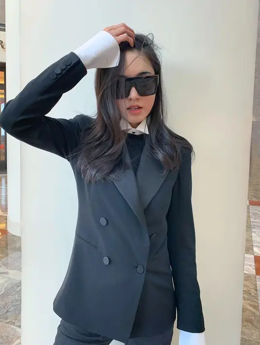 Bukti lain Nong Poy single yang hobi membiarkan rambutnya begitu saja dan memakai setelan hitam dan putih. Kali ini lebih berantakan dan memakai sunglasses. [Foto: @poydtreechada]