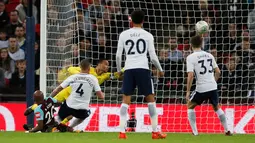 Pemain West Ham, Andre Ayew (kiri) berhasil membobol gawang Tottenham Hotspur seusai babak keempat Piala Liga Inggris di Wembley, Kamis (26/10) dini hari. The Spurs tersingkir dari Piala Liga setelah dikalahkan West Ham 2-3. (AP Photo/Kirsty Wigglesworth)
