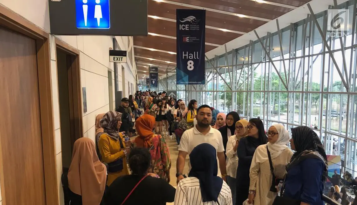 Penonton mengantre saat akan menyaksikan konser "Westlife-The Twenty Tour 2019" di ICE BSD, Tangerang, Banten, Selasa (6/8/2019). Konser yang diselenggarakan oleh Full Color Entertainment ini merupakan bagian dari perayaan 20 tahun Westlife berkarya. (Liputan6.com/Fery Pradolo)