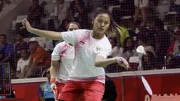 Pasangan Indonesia, Leani Ratri Oktila/Khalimatus Sadiyah saat melawan wakil Cina, Cheng Hefang/Ma Huihui, pada final bulu tangkis Asian Para Games di Istora, Jakarta, Jumat (12/10/2018). Indonesia menang 21-15, 21-12. (Bola.com/M Iqbal Ichsan)